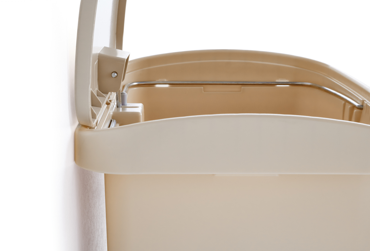 Rubbermaid 15L Step-On Streamline